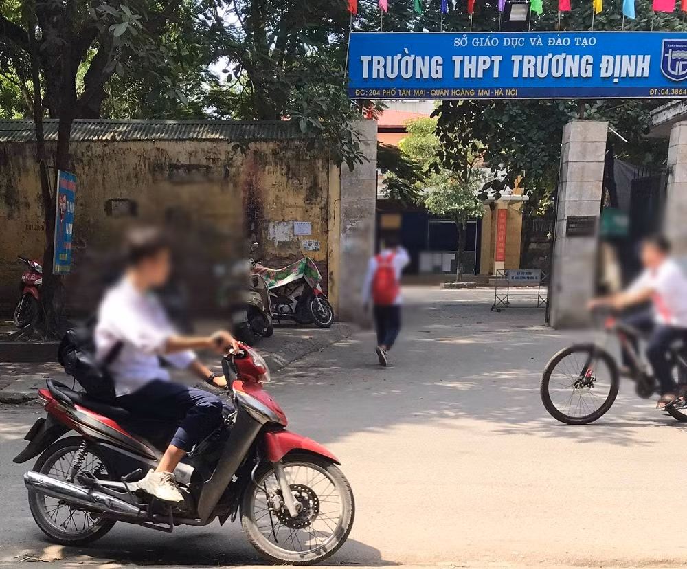 Tình trạng học sinh đi xe máy không đội mũ bảo hiểm cũng diễn ra khá phổ biến. (Ảnh: Đức Minh). Tình trạng học sinh đi xe máy không đội mũ bảo hiểm cũng diễn ra khá phổ biến. (Ảnh: Đức Minh).