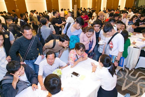 Các bàn tư vấn luôn thu hút đông đảo khách mời tìm hiểu thông tin về tuyển sinh. Các bàn tư vấn luôn thu hút đông đảo khách mời tìm hiểu thông tin về tuyển sinh.