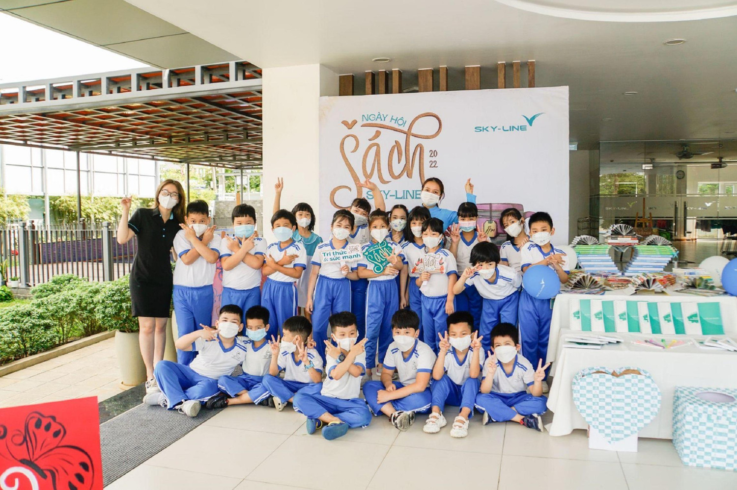 Học sinh hứng thú đến với ngày hội sách Sky-Line năm 2022. Ảnh: AN