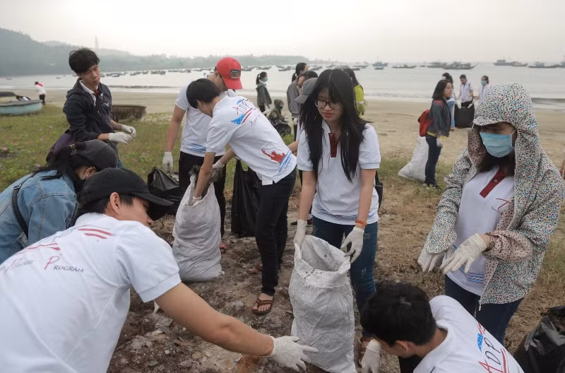 Sinh viên chương trình ADP (Đại học Duy Tân) tham gia làm sạch bãi biển Mỹ Khê (Đà Nẵng) chào đón APEC 2017. Ảnh: TT