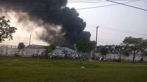Khói bốc lên cao nghi ngút từ Công ty Ming Shyang ở khu công nghiệp Vĩnh Lộc (ảnh độc giả Nghĩa Trương) Khói bốc lên cao nghi ngút từ Công ty Ming Shyang ở khu công nghiệp Vĩnh Lộc (ảnh độc giả Nghĩa Trương)