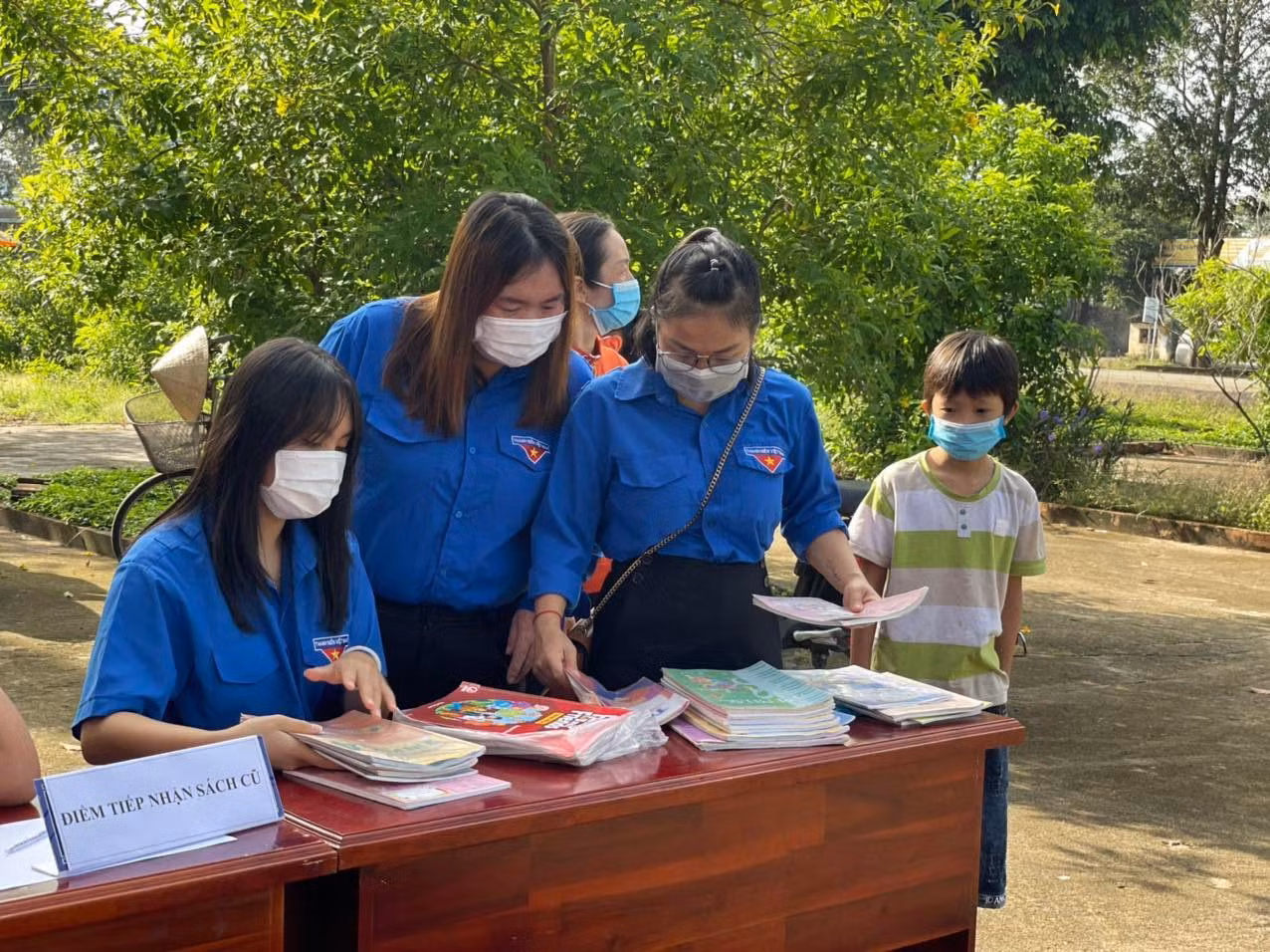 Thanh niên tình nguyện xã Bưng Riềng sắp xếp, bao gói lại sách cũ trước khi trao tặng