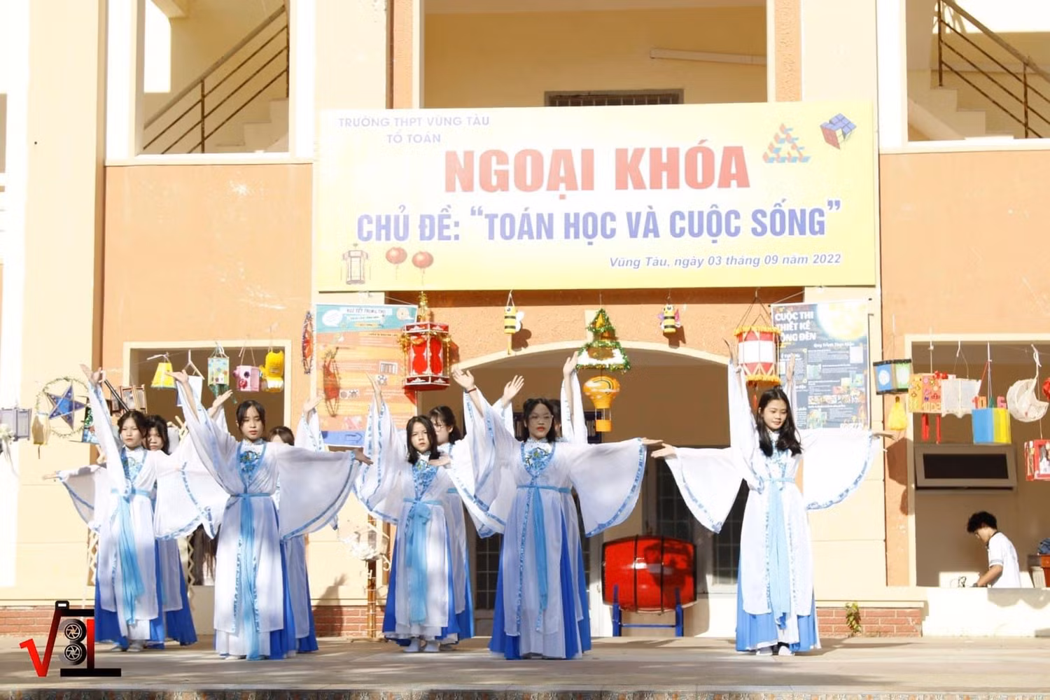 Học sinh trường Trung học phổ thông Vũng Tàu biểu diễn văn nghệ mừng Trung thu.