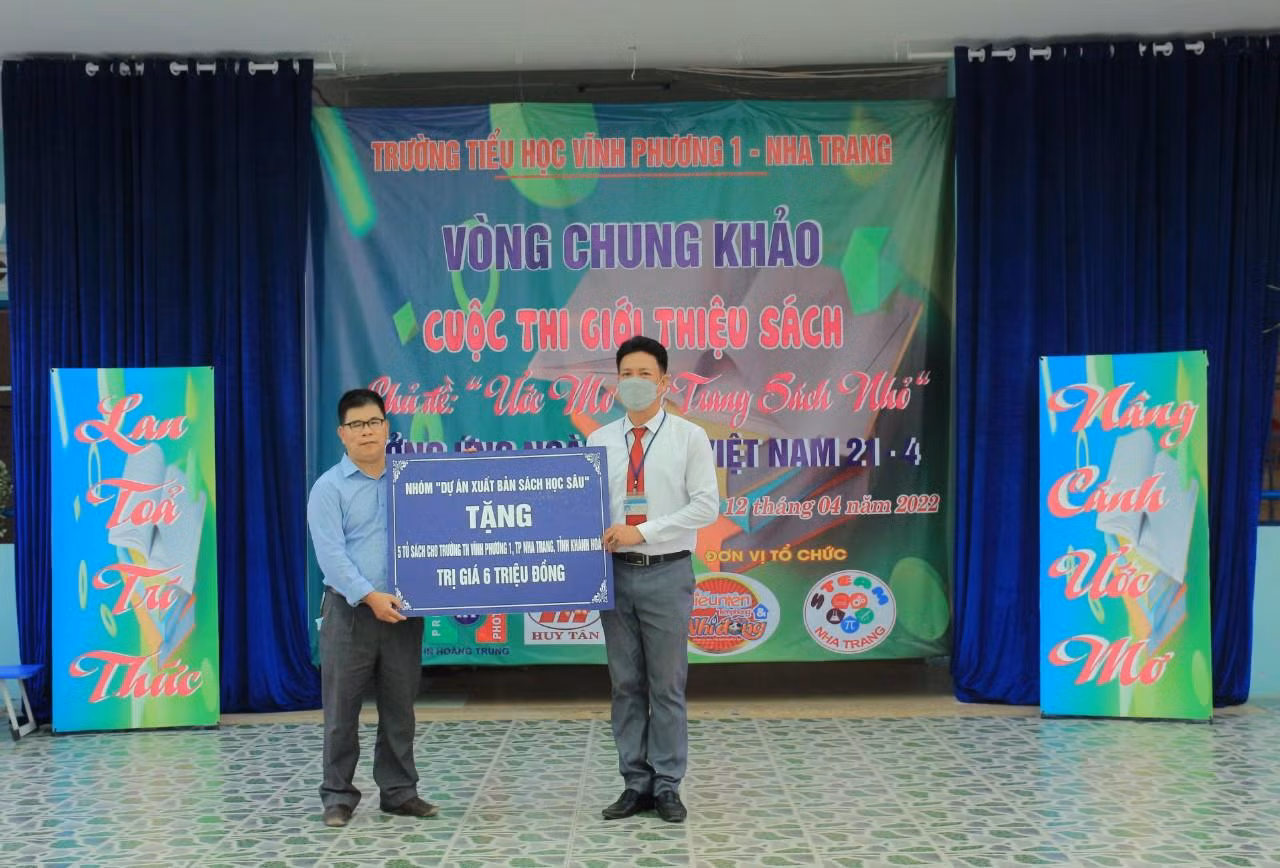 Nhà báo Lê Đức Dương thay mặt “Dự án xuất bản sách Học sâu” tặng 5 tủ sách từ lớp 1 đến lớp 5 cho Trường Tiểu học Vĩnh Phương 1 - Ảnh TA Nhà báo Lê Đức Dương thay mặt “Dự án xuất bản sách Học sâu” tặng 5 tủ sách từ lớp 1 đến lớp 5 cho Trường Tiểu học Vĩnh Phương 1 - Ảnh TA