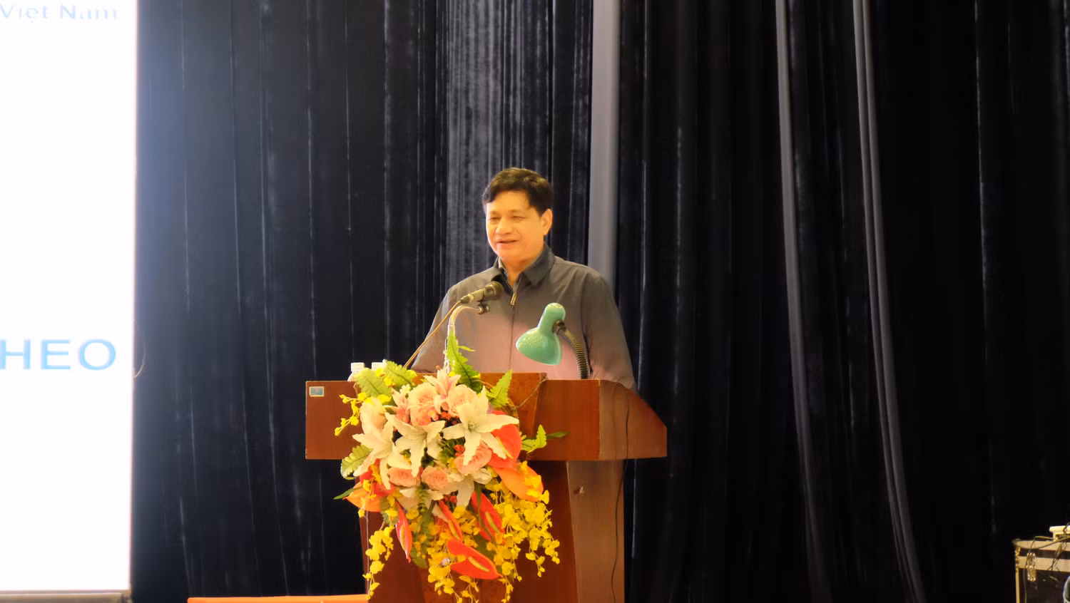 Giáo sư, Tiến sĩ, Thầy thuốc nhân dân Lê Danh Tuyên phát biểu tại Hội nghị. Ảnh: LC