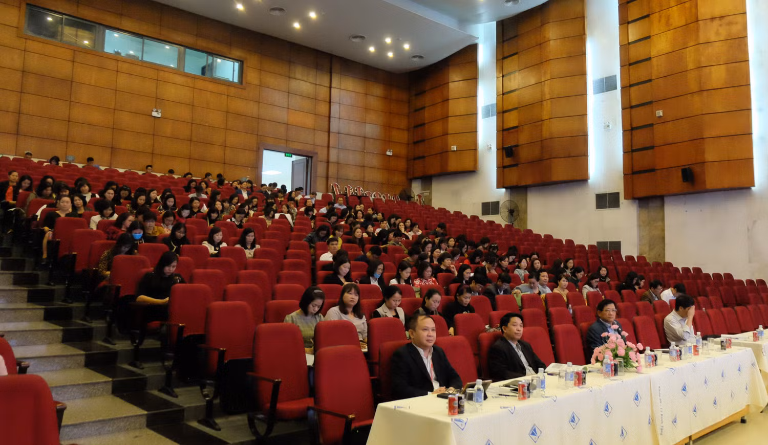 Các đại biểu tham dự buổi tổng kết. Ảnh: LC