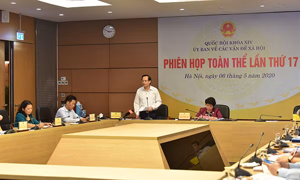 Bộ trưởng Bộ Lao động Thương binh và Xã hội Đào Ngọc Dung phát biểu tại phiên họp. Bộ trưởng Bộ Lao động Thương binh và Xã hội Đào Ngọc Dung phát biểu tại phiên họp.