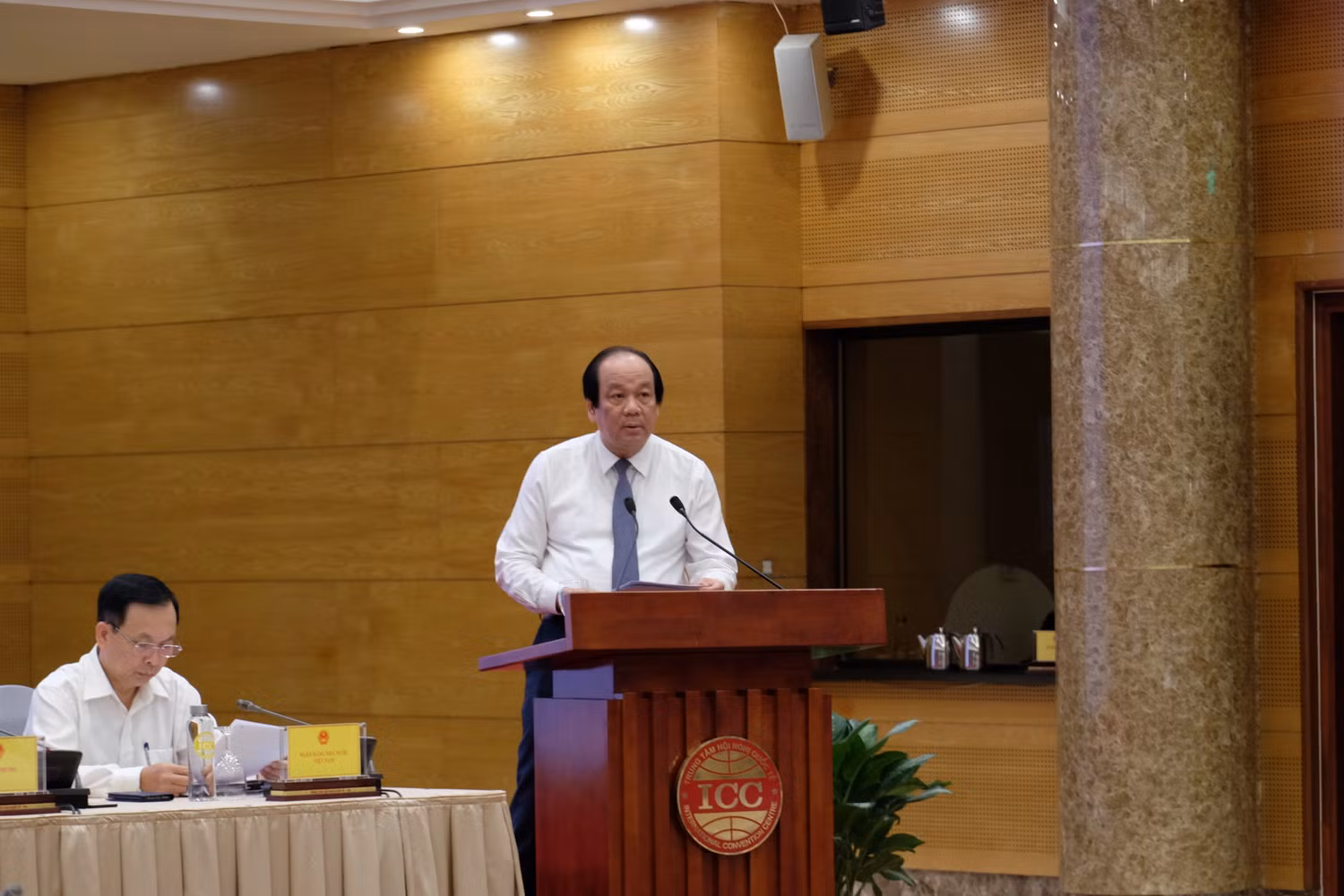 Bộ trưởng Chủ nhiệm Văn phòng Chính phủ Mai Tiến Dũng chủ trì cuộc họp báo. Ảnh: LC