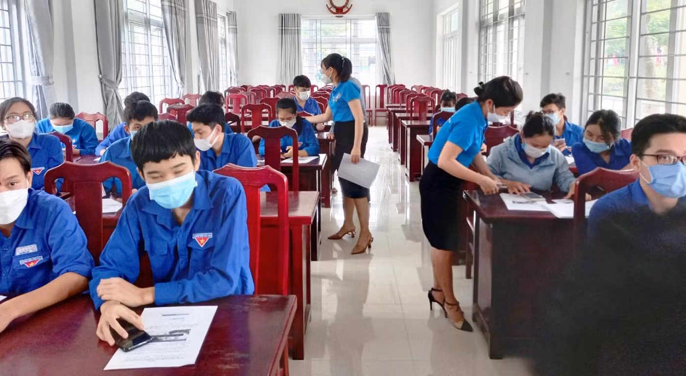 Cán bộ bảo hiểm xã hội Quảng Nam hướng dẫn học sinh, sinh viên cài đặt ứng dụng VssID. Ảnh: AN Cán bộ bảo hiểm xã hội Quảng Nam hướng dẫn học sinh, sinh viên cài đặt ứng dụng VssID. Ảnh: AN