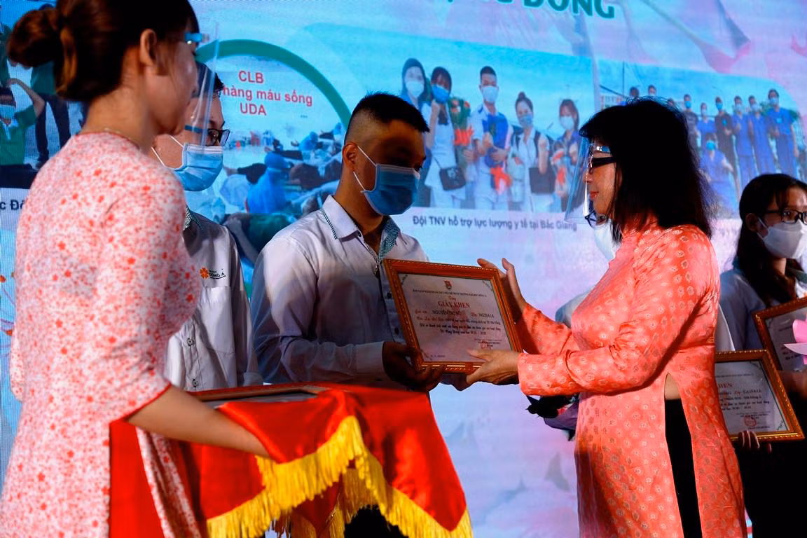 Lãnh đạo nhà trường tặng giấy khen cho các sinh viên có nhiều hoạt động ý nghĩa vì cộng đồng. Ảnh: AN