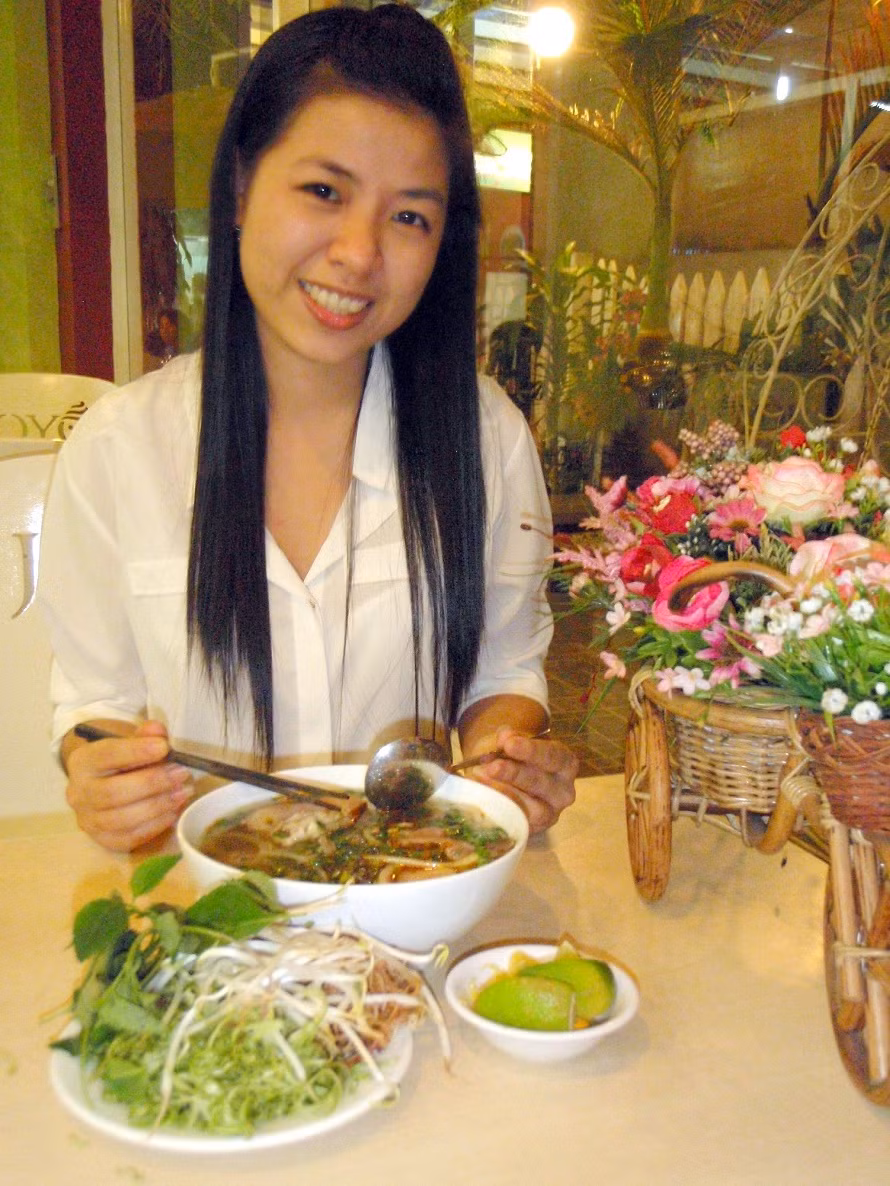 Tôi nhớ da diết, tha thiết hương thơm ngọt ngào và vị ngon đậm đà khó cưỡng lại của món bún bò quê hương Huế thân yêu mà ngày trước ba thường nấu cho cả nhà thưởng thức. Vị ngọt dìu dịu trong tô bún bò của ba đã trở thành kí ức khó quên trong lòng tôi, gắn liền với hình ảnh của ba, của quê hương. Gần đây, tôi mới được biết đó chính là vị Umami. Vị này do một giáo sư người Nhật phát hiện ra, và ông đặt tên theo tiếng Nhật, Umami có nghĩa là Vị Ngon. Thật đúng như tên gọi, vị umami, khi được kết hợp khéo léo với các vị khác làm cho món ăn hài hòa, thơm ngon hơn bội phần. Có lẽ vì vậy vị umami lúc nào cũng được nâng niu trong mỗi món ăn của gia đình người Việt, bên cạnh vị mặn đậm đà của miền Bắc, vị cay xè của miền Trung và vị ngọt thanh thanh của miền Nam. Umami cũng là đặc trưng ẩm thực của cả 3 miền Bắc – Trung – Nam với các món ăn có nước dùng. Từ xưa đến nay, vị umami như một sợi dây vô hình gắn kết các thế hệ trong mỗi gia đình, gắn kết nền ẩm thực các miền, các nước lại với nhau, đưa những nét văn hóa đặc trưng riêng hòa vào nền văn hóa chung. Bún bò Huế của ba làm mang đậm chất ẩm thực Huế, nước dùng có vị umami của giò heo hòa quyện với vị umami của thịt thăn bò, của nước cốt ruốc và đậm đà hơn khi nêm thêm tinh chất umami có trong bột ngọt Ajinomoto. Thêm vào đó, vị sa tế cay nồng đặc trưng của xứ Huế góp phần tạo nên món ăn vô cùng đậm đà, hấp dẫn cả gia đình những khi quây quần bên nhau. Mỗi lần nghe thoang thoảng hương thơm đặc trưng bún bò Huế, những hình ảnh gia đình lại sống dậy như tôi đang thật sự trở về quê hương Huế mộng mơ, với sông Hương, núi Ngự, với tất cả những ký ức khó quên ngày nào. Trong vô thức, tôi ngân nga câu hát ngày nhỏ vẫn thường nghe những lúc ngồi trước tivi dụi đầu vào lòng ba: “Mái ấm gia đình, Ajinomoto…” Tôi nhớ da diết, tha thiết hương thơm ngọt ngào và vị ngon đậm đà khó cưỡng lại của món bún bò quê hương Huế thân yêu mà ngày trước ba thường nấu cho cả nhà thưởng thức. Vị ngọt dìu dịu trong tô bún bò của ba đã trở thành kí ức khó quên trong lòng tôi, gắn liền với hình ảnh của ba, của quê hương. Gần đây, tôi mới được biết đó chính là vị Umami. Vị này do một giáo sư người Nhật phát hiện ra, và ông đặt tên theo tiếng Nhật, Umami có nghĩa là Vị Ngon. Thật đúng như tên gọi, vị umami, khi được kết hợp khéo léo với các vị khác làm cho món ăn hài hòa, thơm ngon hơn bội phần. Có lẽ vì vậy vị umami lúc nào cũng được nâng niu trong mỗi món ăn của gia đình người Việt, bên cạnh vị mặn đậm đà của miền Bắc, vị cay xè của miền Trung và vị ngọt thanh thanh của miền Nam. Umami cũng là đặc trưng ẩm thực của cả 3 miền Bắc – Trung – Nam với các món ăn có nước dùng. Từ xưa đến nay, vị umami như một sợi dây vô hình gắn kết các thế hệ trong mỗi gia đình, gắn kết nền ẩm thực các miền, các nước lại với nhau, đưa những nét văn hóa đặc trưng riêng hòa vào nền văn hóa chung. Bún bò Huế của ba làm mang đậm chất ẩm thực Huế, nước dùng có vị umami của giò heo hòa quyện với vị umami của thịt thăn bò, của nước cốt ruốc và đậm đà hơn khi nêm thêm tinh chất umami có trong bột ngọt Ajinomoto. Thêm vào đó, vị sa tế cay nồng đặc trưng của xứ Huế góp phần tạo nên món ăn vô cùng đậm đà, hấp dẫn cả gia đình những khi quây quần bên nhau. Mỗi lần nghe thoang thoảng hương thơm đặc trưng bún bò Huế, những hình ảnh gia đình lại sống dậy như tôi đang thật sự trở về quê hương Huế mộng mơ, với sông Hương, núi Ngự, với tất cả những ký ức khó quên ngày nào. Trong vô thức, tôi ngân nga câu hát ngày nhỏ vẫn thường nghe những lúc ngồi trước tivi dụi đầu vào lòng ba: “Mái ấm gia đình, Ajinomoto…”