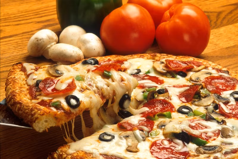 "Với sự kết hợp của 3 nguyên liệu giàu vị Umami (pho mát, thịt xông khói và xốt cà chua), món pizza mang lại một cảm giác vị Umami thật mạnh mẽ mà ít món ăn nào sánh kịp"