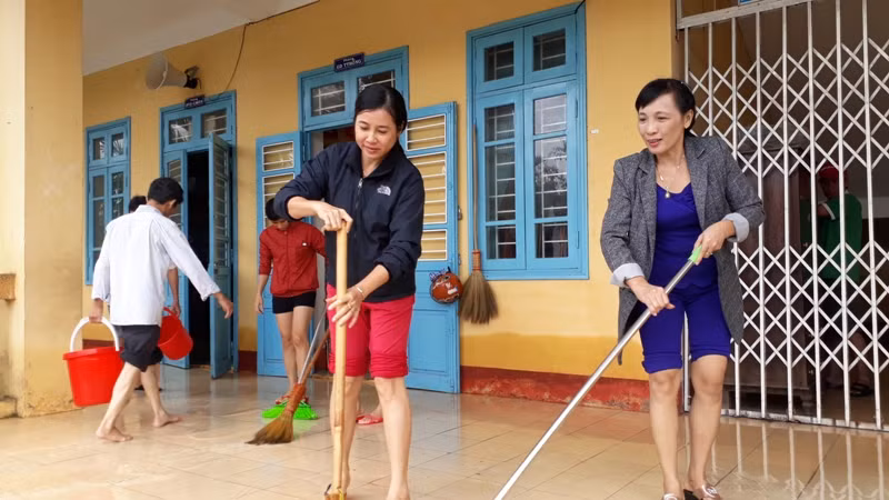 Cô Lan Hiệu trường trường Quảng Phước (áo xanh) cùng các giáo viên dọn vệ sinh sau lũ. Cô Lan Hiệu trường trường Quảng Phước (áo xanh) cùng các giáo viên dọn vệ sinh sau lũ.