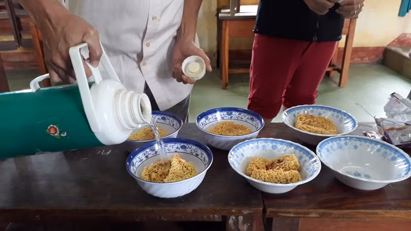 Giáo viên trường Quảng Phước lót dạ buổi trưa bằng mì gói. Giáo viên trường Quảng Phước lót dạ buổi trưa bằng mì gói.