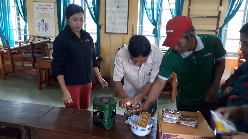 Dùng bếp lò nhóm lửa nấu mì gói ăn trưa và tiếp tục công việc dọn vệ sinh trường lớp vào buổi chiều. Dùng bếp lò nhóm lửa nấu mì gói ăn trưa và tiếp tục công việc dọn vệ sinh trường lớp vào buổi chiều.