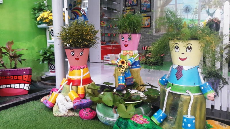 Những hình thù búp bê xinh đẹp này được các cô "chế tác" từ những chiếc xô hỏng.