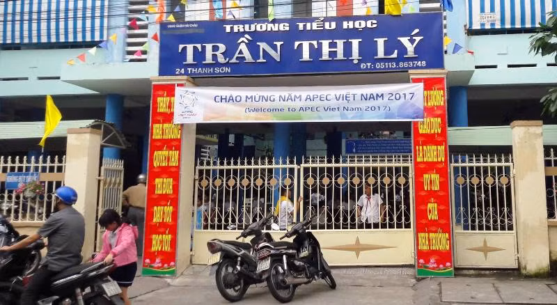 Trường tiểu học Trần Thị Lý phải cho giáo viên bốc thăm để đứng lớp sau khi có đơn tố cáo tiêu cực của phụ huynh. Ảnh: TT Trường tiểu học Trần Thị Lý phải cho giáo viên bốc thăm để đứng lớp sau khi có đơn tố cáo tiêu cực của phụ huynh. Ảnh: TT
