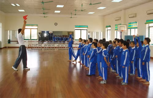 Giáo viên dạy thể dục (Ảnh minh họa: thcs-dhai.phongdien.thuathienhue.edu.vn). Giáo viên dạy thể dục (Ảnh minh họa: thcs-dhai.phongdien.thuathienhue.edu.vn).