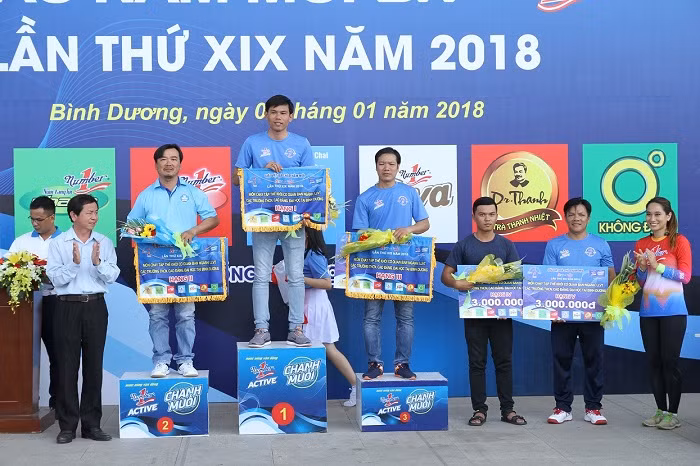 Vận động viên Vũ Phương Thanh - Đại sứ thương hiệu của nhãn hàng nước uống vận động Number 1 cùng lãnh đạo đài Phát thanh truyền hình Bình Dương trao giải cho các Vận động viên. Vận động viên Vũ Phương Thanh - Đại sứ thương hiệu của nhãn hàng nước uống vận động Number 1 cùng lãnh đạo đài Phát thanh truyền hình Bình Dương trao giải cho các Vận động viên.