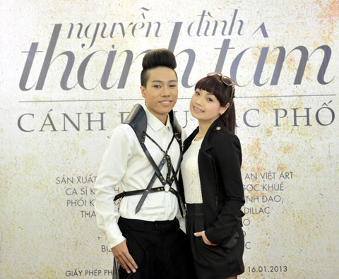 Thêm một lần nữa, Thanh Tâm lại ăn măc khá dị, cộng thêm mái tóc bới cao, kết lại gọn gàng.