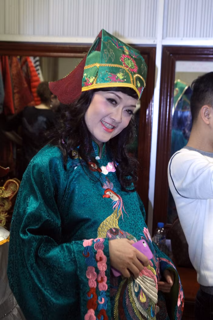Vân Dung vào vai Táo Dân sinh. Vân Dung vào vai Táo Dân sinh.