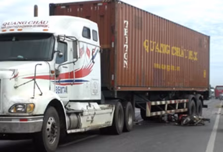 Hiện trường vụ tai nạn Xe container de nat 2 xe may, 3 nguoi thuong nang