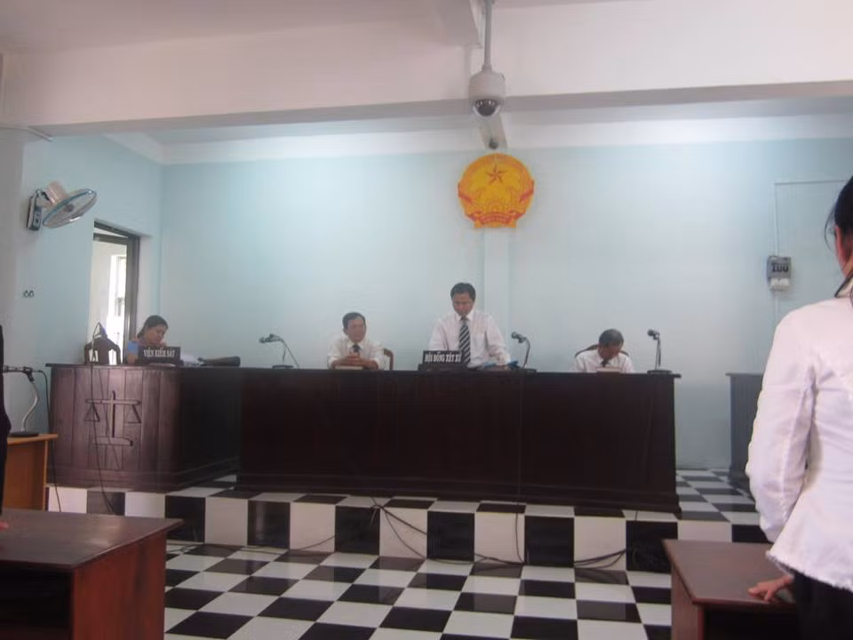 Thẩm phán Nguyễn Thái Bình tuyên án tại phiên tòa (ảnh: Nhân vật cung cấp).