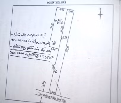 Văn bản đề nghị cấp Giấy chứng nhân quyền sử dụng đất được UBND phường Lam Sơn trình lãnh đạo thành phố Thanh Hóa ghi chú rất rõ phần diện tích đã được cấp sổ đỏ và phần xin cấp mới. Tuy nhiên, cán bộ phòng Tài Nguyên và môi trường thành phố đã tự ý ghép thửa 117 và 124 trái quy định của pháp luật (ảnh: QUỐC TOẢN).
