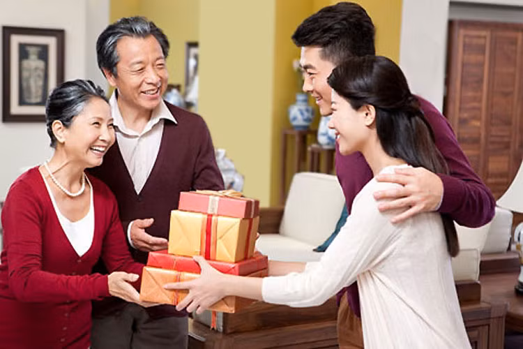 tặng quà tết được xem như một nét văn hóa truyền thống của dân tộc (ảnh minh họa đăng trên Báo điện tử vietnamnet.vn).