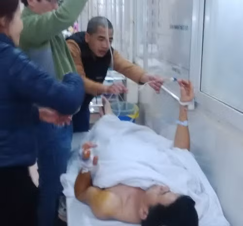 Chủ tịch HĐQT trường Lô-mô-nô-xốp: Tôi có cầm dao vì hoảng sợ chứ không chém ai ảnh 2 Chủ tịch HĐQT trường Lô-mô-nô-xốp: Tôi có cầm dao vì hoảng sợ chứ không chém ai ảnh 2