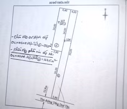 Văn bản đề nghị cấp Giấy chứng nhân quyền sử dụng đất được UBND phường Lam Sơn trình lãnh đạo thành phố Thanh Hóa ghi chú rất rõ phần diện tích đã được cấp sổ đỏ và phần xin cấp mới. Tuy nhiên, cán bộ phòng Tài Nguyên và môi trường thành phố đã tự ý ghép thửa 117 và 124 trái quy định của pháp luật (ảnh: QUỐC TOẢN). Văn bản đề nghị cấp Giấy chứng nhân quyền sử dụng đất được UBND phường Lam Sơn trình lãnh đạo thành phố Thanh Hóa ghi chú rất rõ phần diện tích đã được cấp sổ đỏ và phần xin cấp mới. Tuy nhiên, cán bộ phòng Tài Nguyên và môi trường thành phố đã tự ý ghép thửa 117 và 124 trái quy định của pháp luật (ảnh: QUỐC TOẢN).