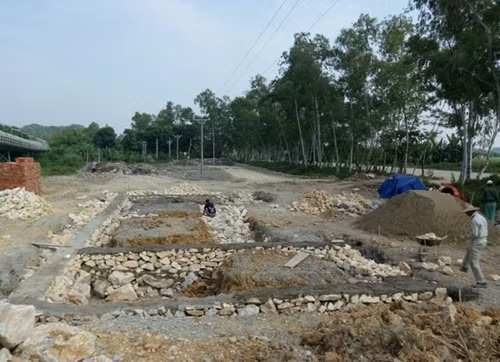 Phần diện tích đất nông nghiệp chưa chuyển đổi được Công ty Kinh doanh than Thanh Hóa cho san lấp mặt bằng, xây dựng công trình kiên cố (ảnh: THỤY MIÊN). Phần diện tích đất nông nghiệp chưa chuyển đổi được Công ty Kinh doanh than Thanh Hóa cho san lấp mặt bằng, xây dựng công trình kiên cố (ảnh: THỤY MIÊN).