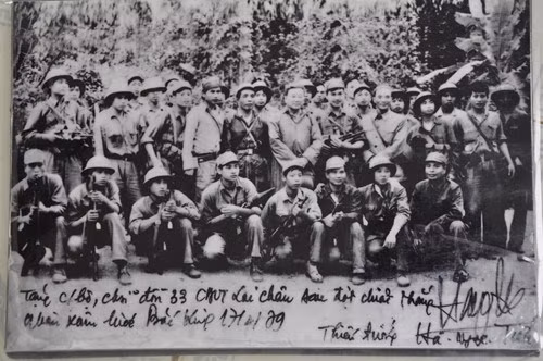 Cán bộ chiến sĩ Điện Biên Phủ Ma Lù Thàng sau trận đánh 17/2/1979, chụp hình lưu niệm với Thủ trưởng Bộ Tư lệnh Bộ đội Biên phòng (Ảnh: thanhnien.com.vn). Cán bộ chiến sĩ Điện Biên Phủ Ma Lù Thàng sau trận đánh 17/2/1979, chụp hình lưu niệm với Thủ trưởng Bộ Tư lệnh Bộ đội Biên phòng (Ảnh: thanhnien.com.vn).