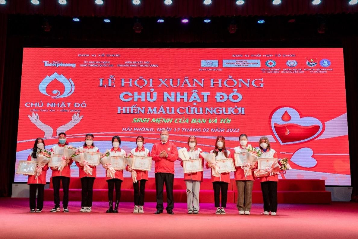 Hội Chữ Thập Đỏ thành phố tặng giấy khen của Hội cho 20 sinh viên của Trường nhân dịp Lễ hội xuân hồng – Chủ Nhật Đỏ lần thứ 14 năm 2022 (Ảnh: TK)