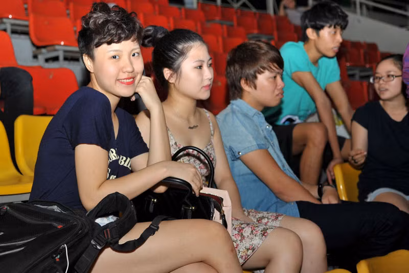 Hương Tràm và Phương Linh đang xem phần luyện tập của các thí sinh khác Hương Tràm và Phương Linh đang xem phần luyện tập của các thí sinh khác