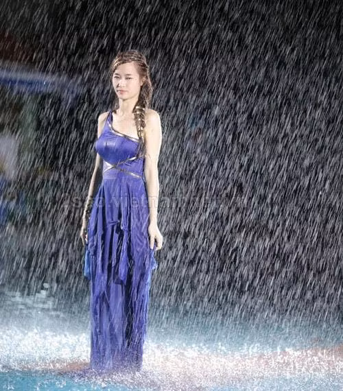 "Sau mỗi giấc mơ" là một ca khúc ballad nhẹ nhàng và sâu lắng được Đông Nhi thể hiện dưới trời mưa xối xả để nói lên tâm trạng đau khổ của một cô gái mất đi người mình yêu thương.