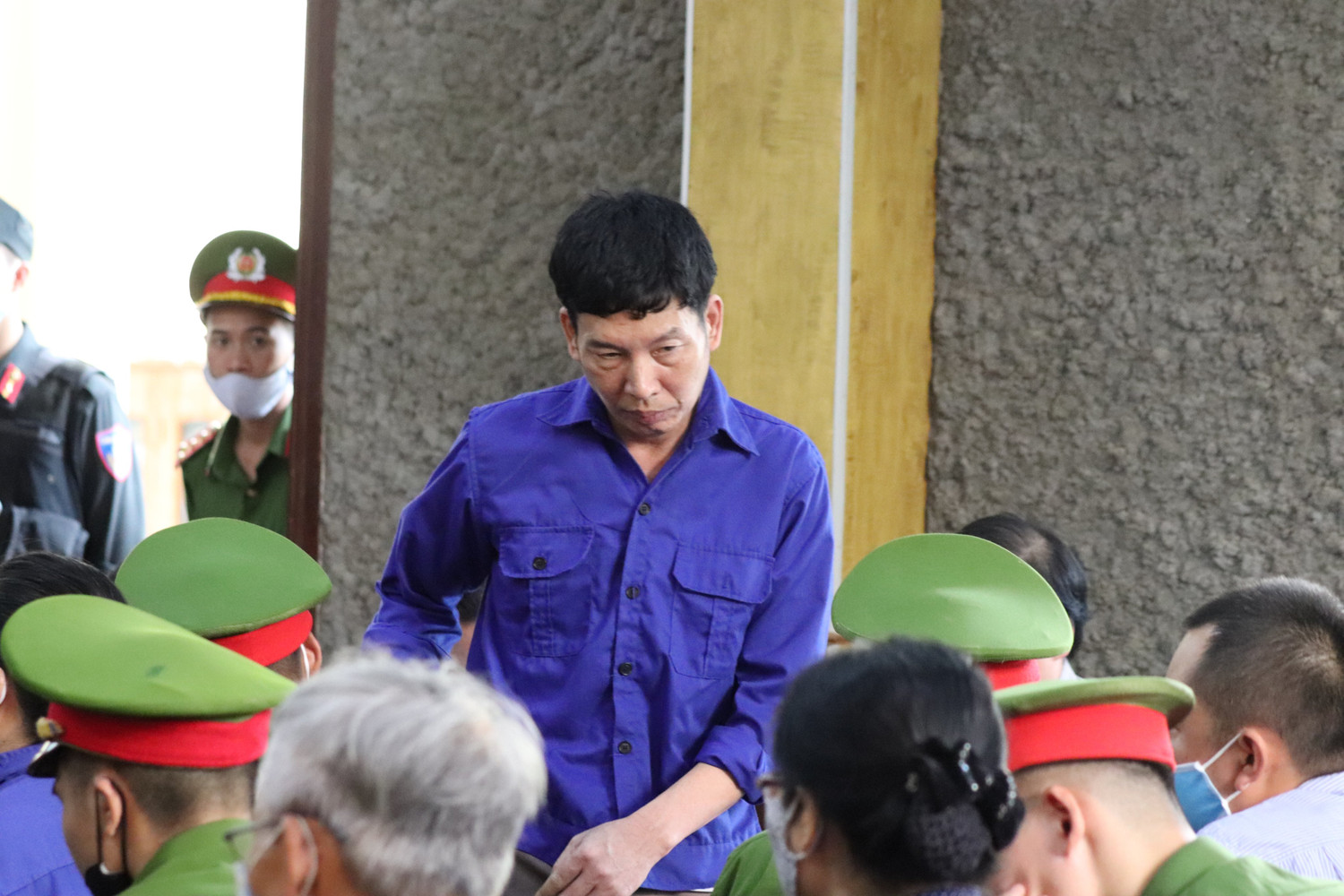 Bị cáo Trần Văn Điện phủ nhận lời khai của Nga, bị cáo Điện nói đi qua rẽ vào chơi chứ không đưa tiền. Ảnh: Vũ Phương. Bị cáo Trần Văn Điện phủ nhận lời khai của Nga, bị cáo Điện nói đi qua rẽ vào chơi chứ không đưa tiền. Ảnh: Vũ Phương.