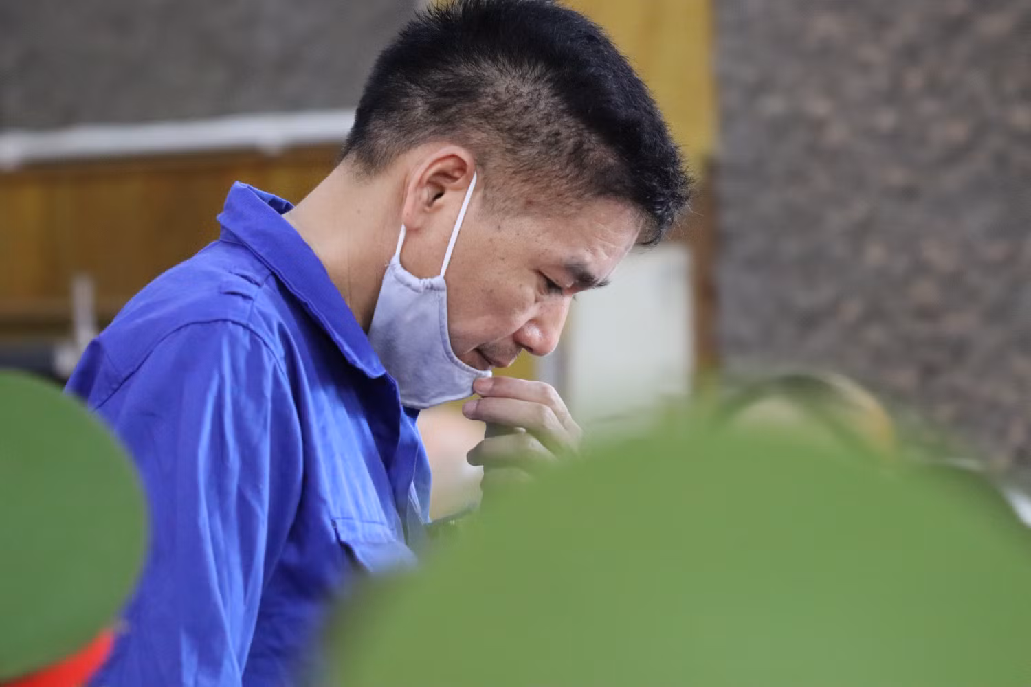 Bị cáo Nga khai sếp Yến gọi đến phòng nói phải làm tức phải nâng điểm cho một số thí sinh con em lãnh đạo trong kỳ thi lần này. Ảnh: Vũ Phương.