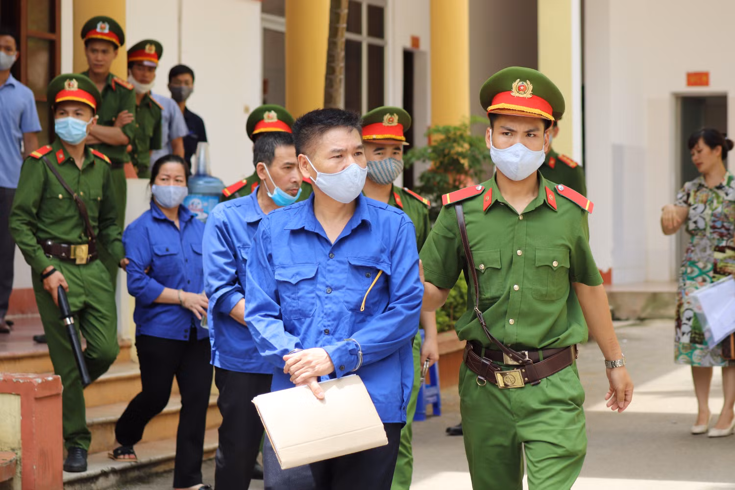 Bị cáo Trần Xuân Yến phủ nhận việc nhờ nâng điểm. Ảnh: Vũ Phương.