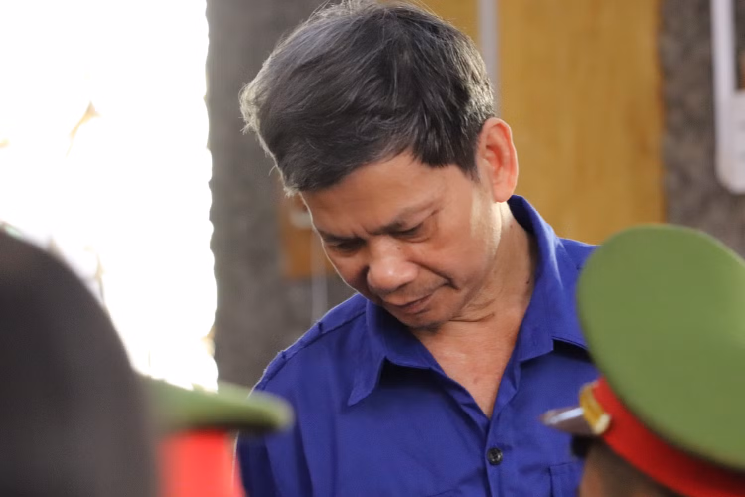 Bị cáo Lò Văn Huynh không có ý kiến về việc nhận 300 triệu đồng của Lò Thị Trường để nâng điểm. Ảnh: Vũ Phương.