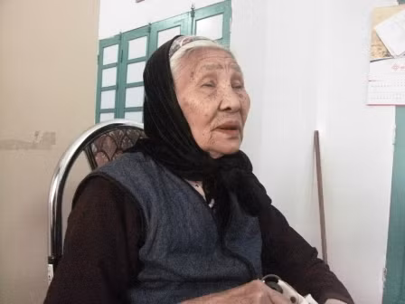 Cụ Nguyễn Thị Gái (Gia Lâm- Hà Nội) bị con trai của mình hành hung vì không cho cháu trai vay tiền. Người con trai đã xông vào phá nát đồ đạc, giường chiếu, nhét chiếc điện thoại vào miệng rồi đẩy mẹ ngã nhào xuống đất khiến bàn tay cụ G. bị rách, máu chảy đầm đìa. Thấy anh trai thứ 2 đánh mẹ, người con trai thứ 3 ở ngay nhà kế bên lao sang nhưng thay vì can ngăn lại lớn tiếng cổ vũ anh: "Phá hết, đốt hết đi". Hàng ngày cụ phải sống trong căn phòng chật hẹp, tối tăm không có điện. Bao năm cụ ngược xuôi để nuôi 8 đứa con nhưng nay cuộc sống của cụ không đứa con nào lo...