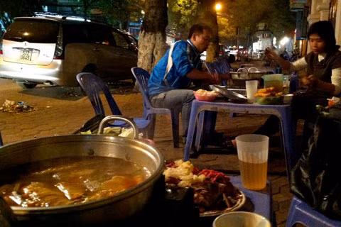 Những quán lẩu đêm vỉa hè luôn đông khách dù không biết chất lượng ATVSTP ra sao.