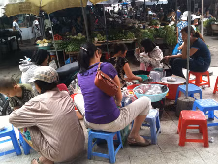 Bộ Y tế đã cảnh báo nguy cơ mầm bệnh tư thức ăn đường phố, song thực khách vẫn hồn nhiên "chén", các quán vỉa hè chỗ nào cũng đông Ảnh Dan tri.