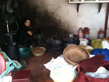 Bàn tay vừa nặn chả, cô nhân viên lau qua rồi bốc bún cho khách bằng đôi tay "trần". Ảnh Dan tri.