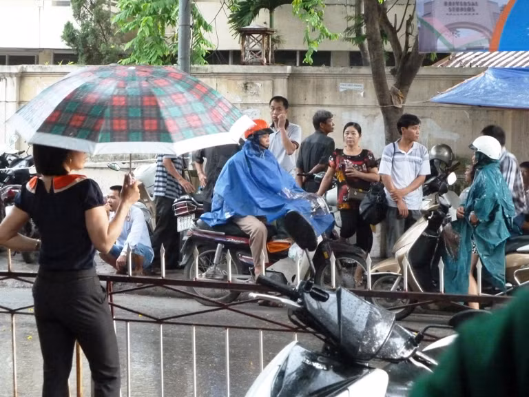 Tại đường Hoàng Quốc Việt, trong lúc các thí sinh vào phòng thi, cơn mưa to bất chợt ập đến khiến các phụ huynh ướt sũng. (Xem đáp án môn Vật lí - Xem đáp án môn Toán) Tại đường Hoàng Quốc Việt, trong lúc các thí sinh vào phòng thi, cơn mưa to bất chợt ập đến khiến các phụ huynh ướt sũng. (Xem đáp án môn Vật lí - Xem đáp án môn Toán)