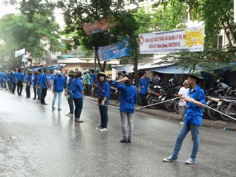 Tự hào khoác trên mình chiếc áo xanh tình nguyện, bạn Đoàn Mai Hương (SV Ngoại thương) nói: “Nếu có thể giúp đỡ phần nào đó cho thí sinh hoàn thành bài thi tốt, bọn em luôn sẵn sàng và hết mình”. Xem đáp án môn Vật lí - Xem đáp án môn Toán - Xem đáp án môn Hóa - Xem đáp án môn Ngoại ngữ Khối A1