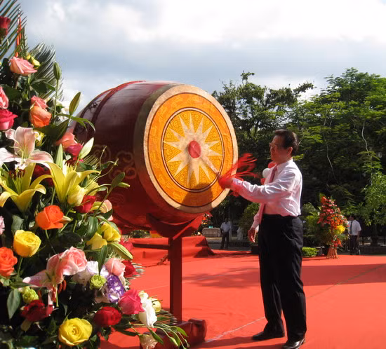 Thủ tướng Nguyễn Tấn Dũng đánh trống khai giảng năm học mới 2011-2012 (Ảnh giadinhnet) Thủ tướng Nguyễn Tấn Dũng đánh trống khai giảng năm học mới 2011-2012 (Ảnh giadinhnet)