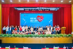 Đại diện các đơn vị ứng tuyển, giảng viên và sinh viên HIU chụp hình lưu niệm tại Ngày hội việc làm Ảnh: HIU.