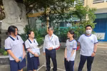 Ông Nguyễn Văn Hiếu động viên thí sinh trước giờ thi môn Ngữ văn (ảnh: V.D)