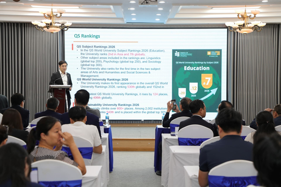 Ông Jesse Xiao Sizhe, Trưởng phòng Nghiên cứu và Phát triển chia sẻ kinh nghiệm của EdUHK trong sử dụng dữ liệu để nâng cao hiệu quả quản trị và vị thế của trường trên các bảng xếp hạng quốc tế.